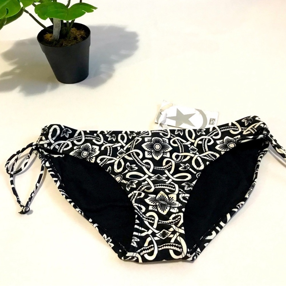 Converse multi patterned black white swim bottom size Small